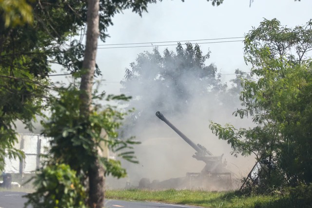 Thailand, Cambodia exchange heavy artillery as fighting expands for second day- Ảnh 2.