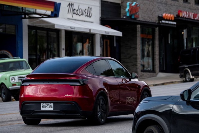 Tesla to roll out human-driven chauffeur service in Bay Area, California regulator says - Ảnh 1.