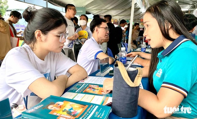 Đại học Kinh tế TP.HCM hướng dẫn quy đổi điểm trúng tuyển giữa các phương thức- Ảnh 1.