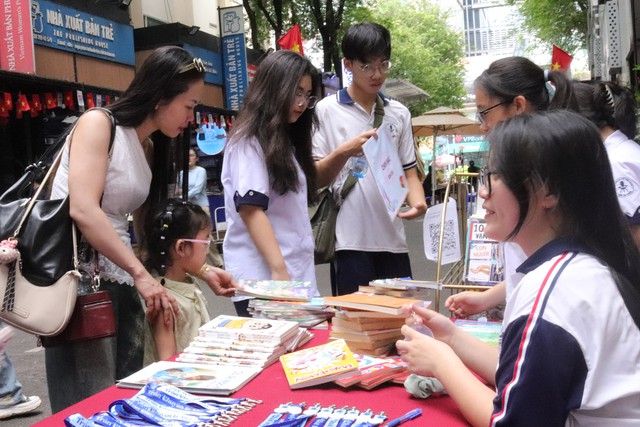 Đổi sách, tỏa yêu thương cùng teen THPT chuyên Trần Đại Nghĩa- Ảnh 1.