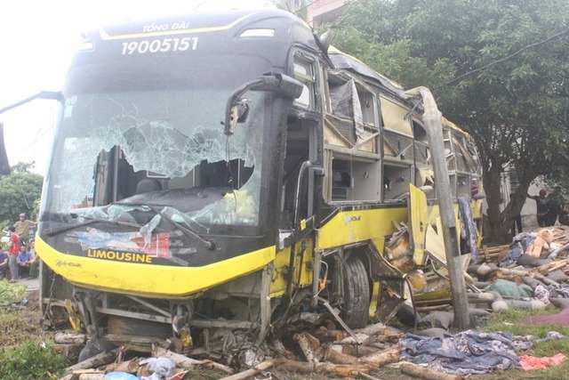 Survivors recall tragic memoirs after sleeper bus accident kills 10 in north central Vietnam - Ảnh 1.