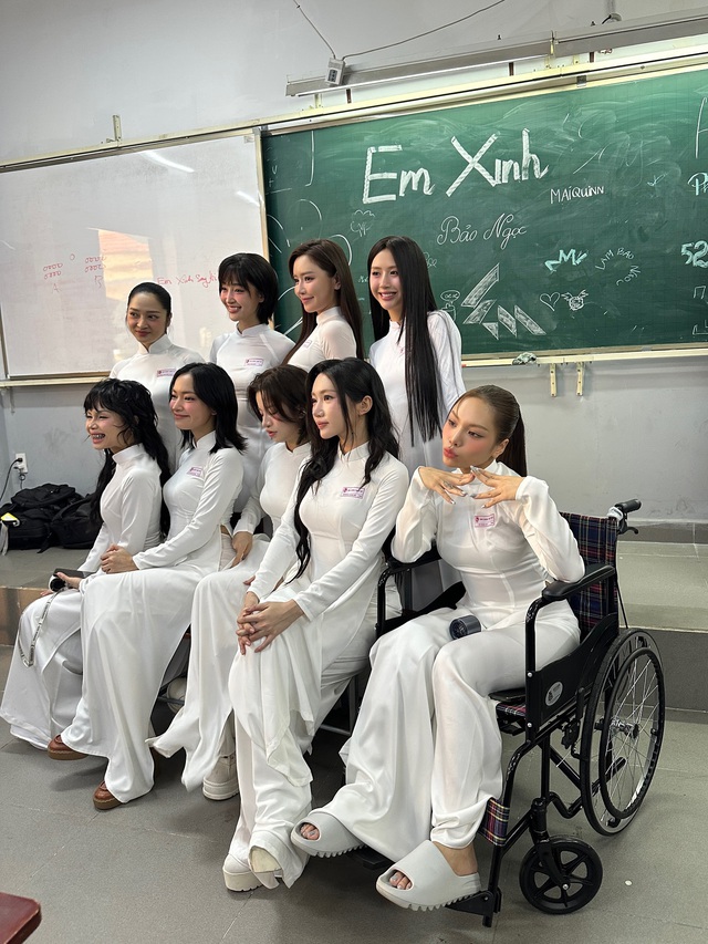 Em xinh say hi tập 9: Bích Phương bị các em xinh 'tố' đi chơi với 'bạn Duy Tân'- Ảnh 1.