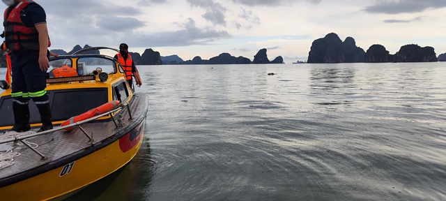 Body of 38th victim recovered from capsized tour boat in Ha Long Bay - Ảnh 1.