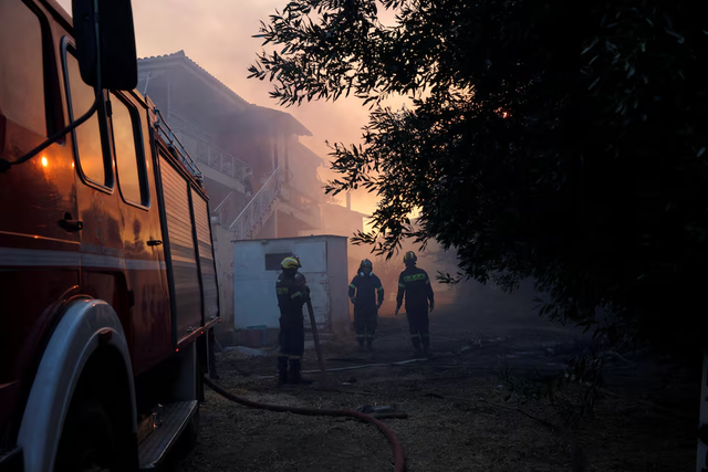Greece battles wildfires across country, evacuates villages- Ảnh 2. Greece battles wildfires across country, evacuates villages- Ảnh 2.