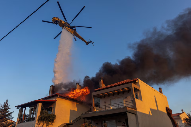 Greece battles wildfires across country, evacuates villages- Ảnh 3. Greece battles wildfires across country, evacuates villages- Ảnh 3.