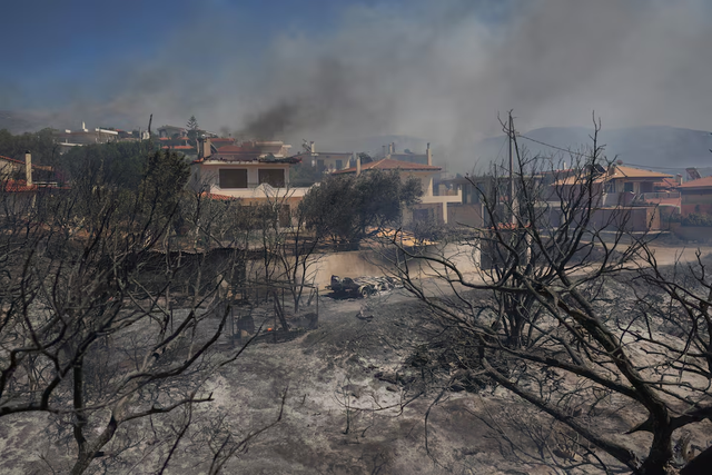 Greece battles wildfires across country, evacuates villages- Ảnh 4. Greece battles wildfires across country, evacuates villages- Ảnh 4.