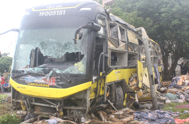 Sleeper bus driver arrested following tragic crash that killed 10 in north-central Vietnam
- Ảnh 1. Sleeper bus driver arrested following tragic crash that killed 10 in north-central Vietnam
- Ảnh 1.