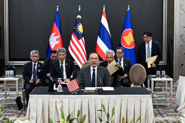 Thai, Cambodian leaders agree to ceasefire after five days of battle- Ảnh 1. Thai, Cambodian leaders agree to ceasefire after five days of battle- Ảnh 1.
