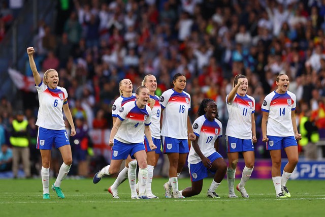 Kelly the hero as England sink Spain in shootout to win Euro 2025 - Ảnh 1. Kelly the hero as England sink Spain in shootout to win Euro 2025 - Ảnh 1.