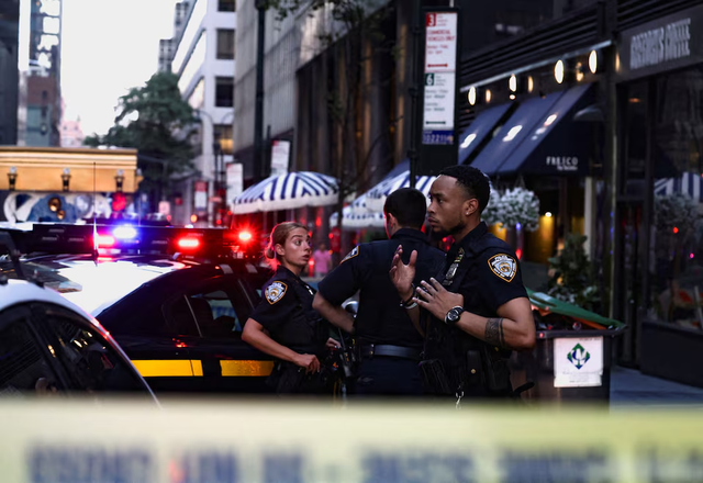 Gunman kills four, including police officer, in Manhattan skyscraper, then takes own life- Ảnh 1. Gunman kills four, including police officer, in Manhattan skyscraper, then takes own life- Ảnh 1.