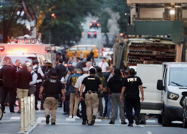 Gunman kills four, including police officer, in Manhattan skyscraper, then takes own life- Ảnh 4. Gunman kills four, including police officer, in Manhattan skyscraper, then takes own life- Ảnh 4.