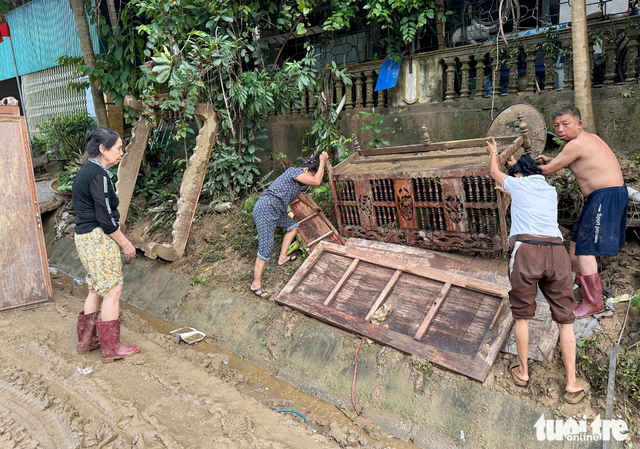 Residents in Vietnam’s Nghe An dig through mud to salvage belongings after floods
- Ảnh 9. Residents in Vietnam’s Nghe An dig through mud to salvage belongings after floods
- Ảnh 9.
