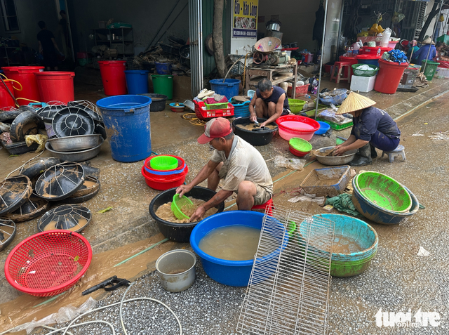 Residents in Vietnam’s Nghe An dig through mud to salvage belongings after floods
- Ảnh 10. Residents in Vietnam’s Nghe An dig through mud to salvage belongings after floods
- Ảnh 10.