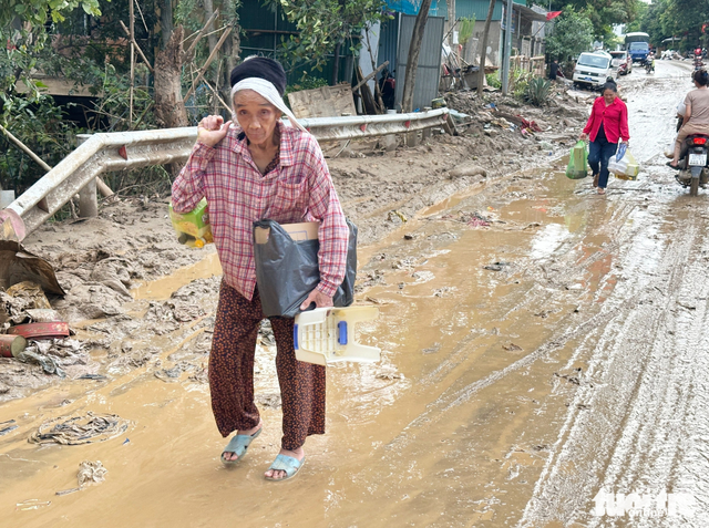 Residents in Vietnam’s Nghe An dig through mud to salvage belongings after floods
- Ảnh 11. Residents in Vietnam’s Nghe An dig through mud to salvage belongings after floods
- Ảnh 11.