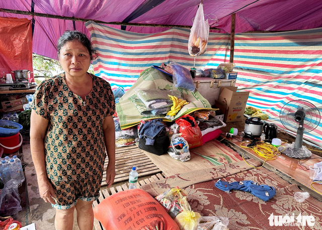 Residents in Vietnam’s Nghe An dig through mud to salvage belongings after floods
- Ảnh 1. Residents in Vietnam’s Nghe An dig through mud to salvage belongings after floods
- Ảnh 1.