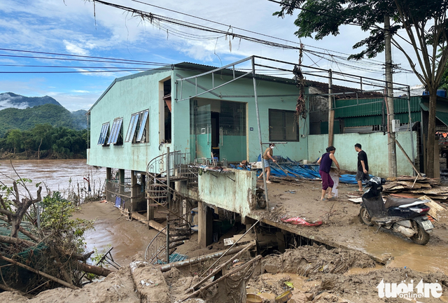 Residents in Vietnam’s Nghe An dig through mud to salvage belongings after floods
- Ảnh 3. Residents in Vietnam’s Nghe An dig through mud to salvage belongings after floods
- Ảnh 3.