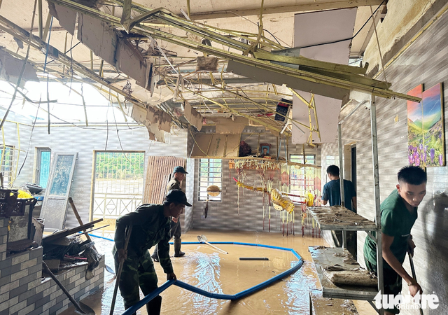 Residents in Vietnam’s Nghe An dig through mud to salvage belongings after floods
- Ảnh 4. Residents in Vietnam’s Nghe An dig through mud to salvage belongings after floods
- Ảnh 4.