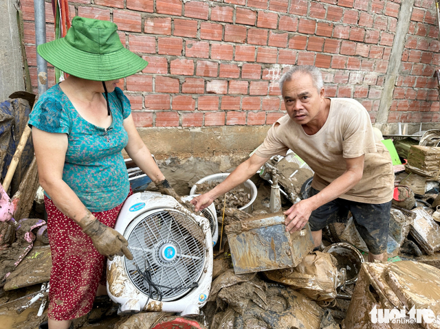 Residents in Vietnam’s Nghe An dig through mud to salvage belongings after floods
- Ảnh 6. Residents in Vietnam’s Nghe An dig through mud to salvage belongings after floods
- Ảnh 6.
