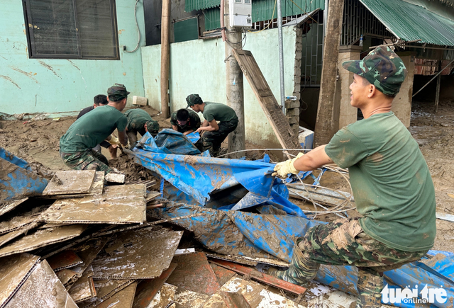 Residents in Vietnam’s Nghe An dig through mud to salvage belongings after floods
- Ảnh 7. Residents in Vietnam’s Nghe An dig through mud to salvage belongings after floods
- Ảnh 7.