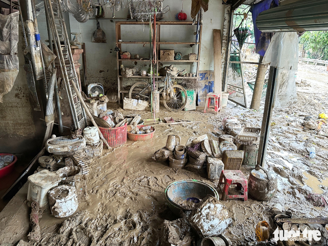 Residents in Vietnam’s Nghe An dig through mud to salvage belongings after floods
- Ảnh 8. Residents in Vietnam’s Nghe An dig through mud to salvage belongings after floods
- Ảnh 8.