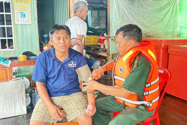 9 rescued from 2 sinking boats in southern Vietnam
- Ảnh 1. 9 rescued from 2 sinking boats in southern Vietnam
- Ảnh 1.