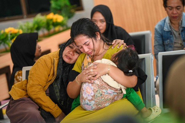 4 dead, 38 missing after ferry sinks near Indonesia's Bali, agency says - Ảnh 1.