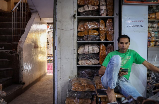 After Prada 'sandal scandal', Indian brands tap heritage pride to boost sales- Ảnh 2. After Prada 'sandal scandal', Indian brands tap heritage pride to boost sales- Ảnh 2.