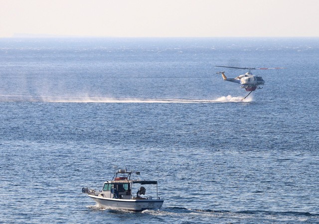 Wildfire on Greek island of Crete scorches forest, forces evacuation of over 1,000- Ảnh 9. Wildfire on Greek island of Crete scorches forest, forces evacuation of over 1,000- Ảnh 9.