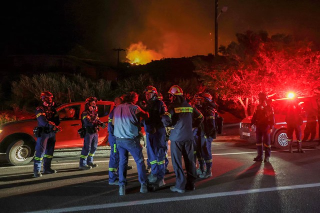 Wildfire on Greek island of Crete scorches forest, forces evacuation of over 1,000- Ảnh 6. Wildfire on Greek island of Crete scorches forest, forces evacuation of over 1,000- Ảnh 6.