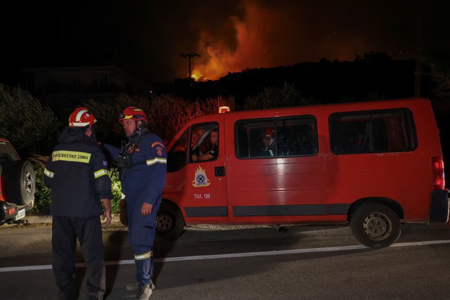 Wildfire on Greek island of Crete scorches forest, forces evacuation of over 1,000- Ảnh 4. Wildfire on Greek island of Crete scorches forest, forces evacuation of over 1,000- Ảnh 4.