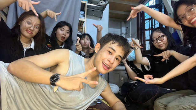 Nhóm 6 sinh viên Nhân văn nỗ lực đi tìm 'Đóa hoa Tourette'- Ảnh 2.
