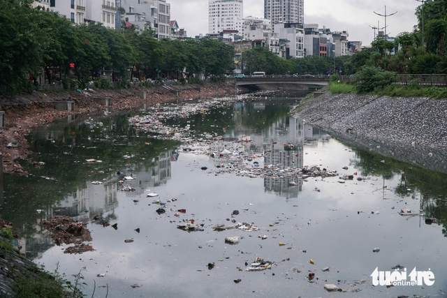 Heavy rain washes trash into Hanoi’s To Lich River, raising pollution concerns - Ảnh 1. Heavy rain washes trash into Hanoi’s To Lich River, raising pollution concerns - Ảnh 1.