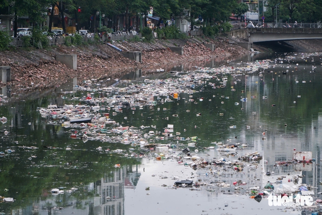 Heavy rain washes trash into Hanoi’s To Lich River, raising pollution concerns - Ảnh 4. Heavy rain washes trash into Hanoi’s To Lich River, raising pollution concerns - Ảnh 2.