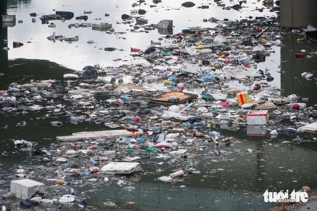 Heavy rain washes trash into Hanoi’s To Lich River, raising pollution concerns - Ảnh 5. Heavy rain washes trash into Hanoi’s To Lich River, raising pollution concerns - Ảnh 3.