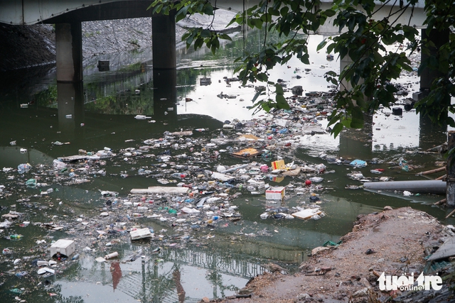 Heavy rain washes trash into Hanoi’s To Lich River, raising pollution concerns - Ảnh 6. Heavy rain washes trash into Hanoi’s To Lich River, raising pollution concerns - Ảnh 4.