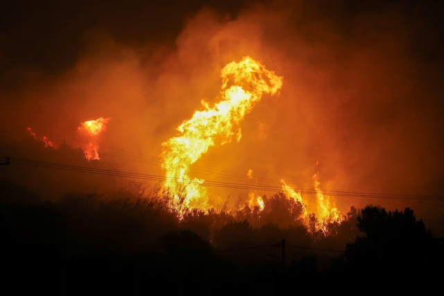 Wildfire on Greek island of Crete scorches forest, forces evacuation of over 1,000- Ảnh 1. Wildfire on Greek island of Crete scorches forest, forces evacuation of over 1,000- Ảnh 1.