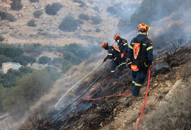 Wildfire on Greek island of Crete scorches forest, forces evacuation of over 1,000- Ảnh 2. Wildfire on Greek island of Crete scorches forest, forces evacuation of over 1,000- Ảnh 2.