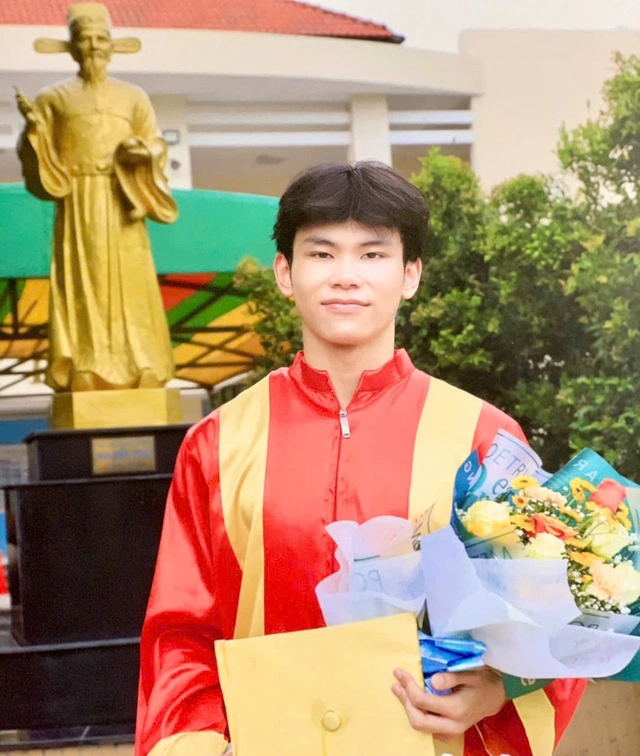 Thủ khoa Trường THPT Lê Quý Đôn lập cú đúp điểm 10 - Ảnh 1.