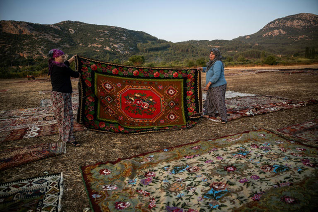 Thousands of carpets sunbathe at Turkish resort- Ảnh 1. Thousands of carpets sunbathe at Turkish resort- Ảnh 1.