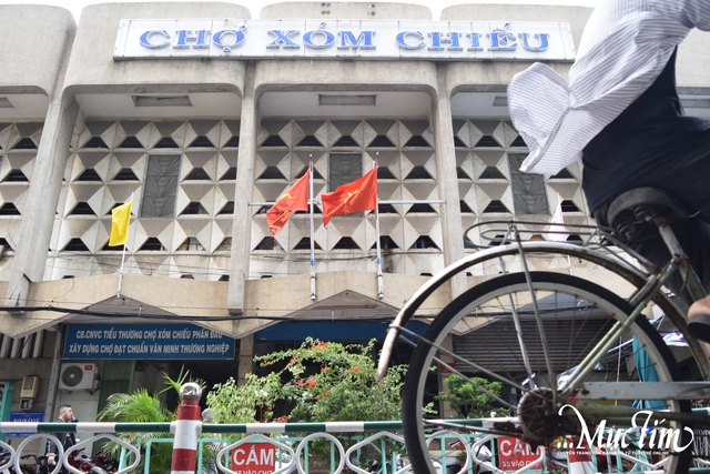 Ghé phường Xóm Chiếu tham quan đình Khánh Hội, ghé chợ 200 - Ảnh 1.