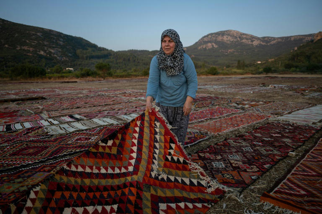 Thousands of carpets sunbathe at Turkish resort- Ảnh 4. Thousands of carpets sunbathe at Turkish resort- Ảnh 4.