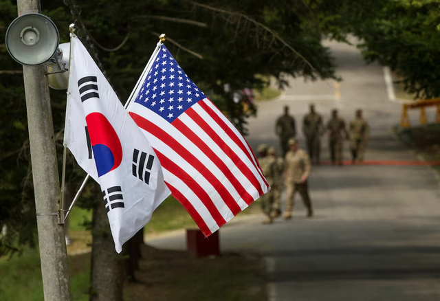 Trump says US will set 15% tariff on South Korean imports under new deal - Ảnh 1.