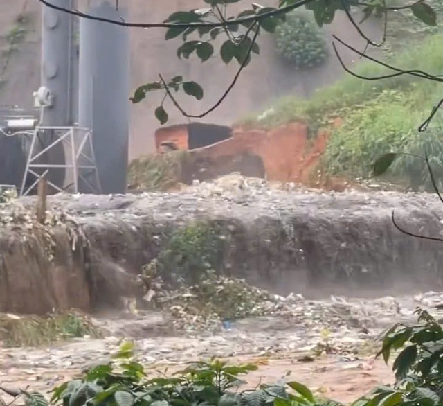 Vietnam landfill breach floods farmland with waste- Ảnh 1.