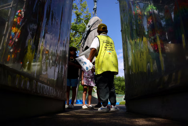 In Hiroshima, a schoolboy keeps memories of war alive with guided tours  - Ảnh 1.