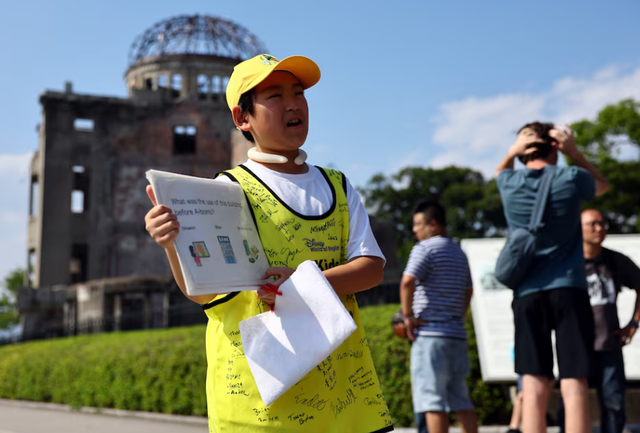 In Hiroshima, a schoolboy keeps memories of war alive with guided tours  - Ảnh 2.