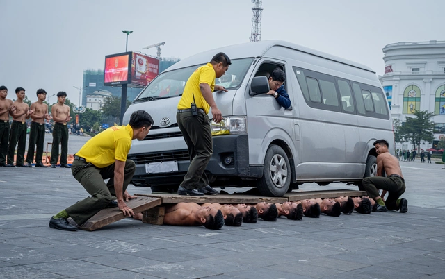 Police to stage public security demonstrations in Hanoi this weekend- Ảnh 2. Police to stage public security demonstrations in Hanoi this weekend- Ảnh 2.