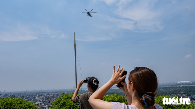 Fighter jets, choppers soar over Hanoi sky ahead of National Day   - Ảnh 9.