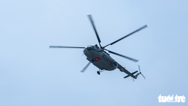Fighter jets, choppers soar over Hanoi sky ahead of National Day   - Ảnh 2.