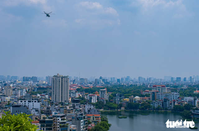 Fighter jets, choppers soar over Hanoi sky ahead of National Day   - Ảnh 4.