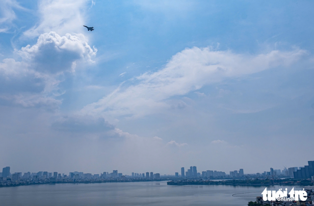 Fighter jets, choppers soar over Hanoi sky ahead of National Day   - Ảnh 5.